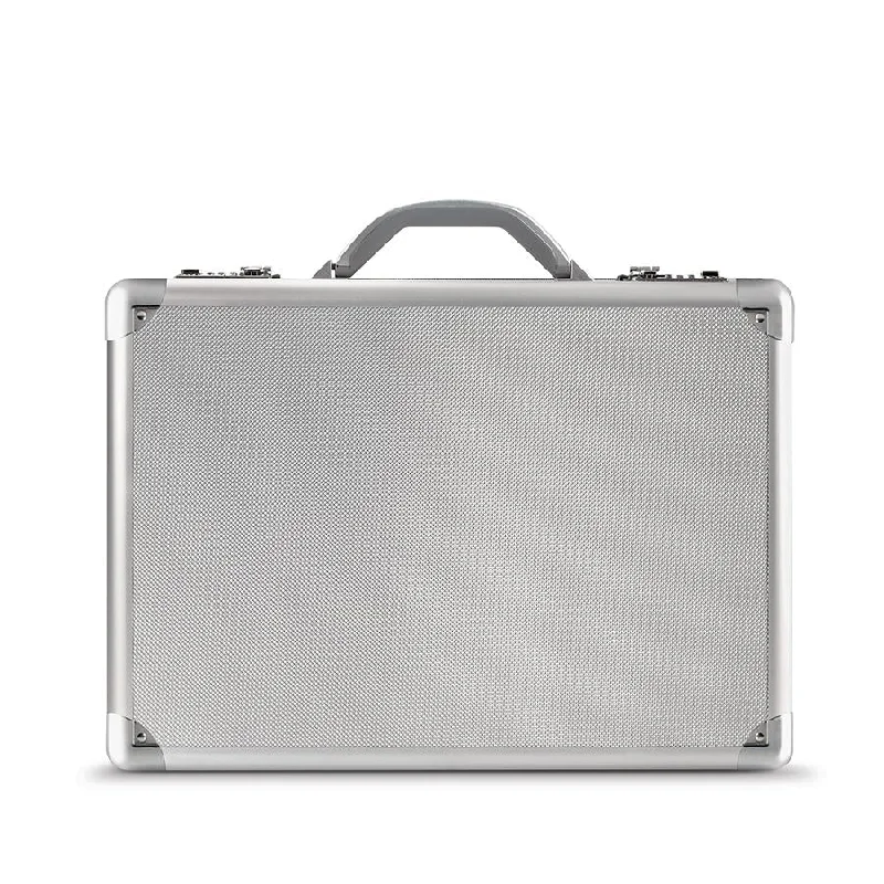 Leather luggage handles for a comfortable and stylish gripSOLO FIFTH AVENUE ATTACHÉ