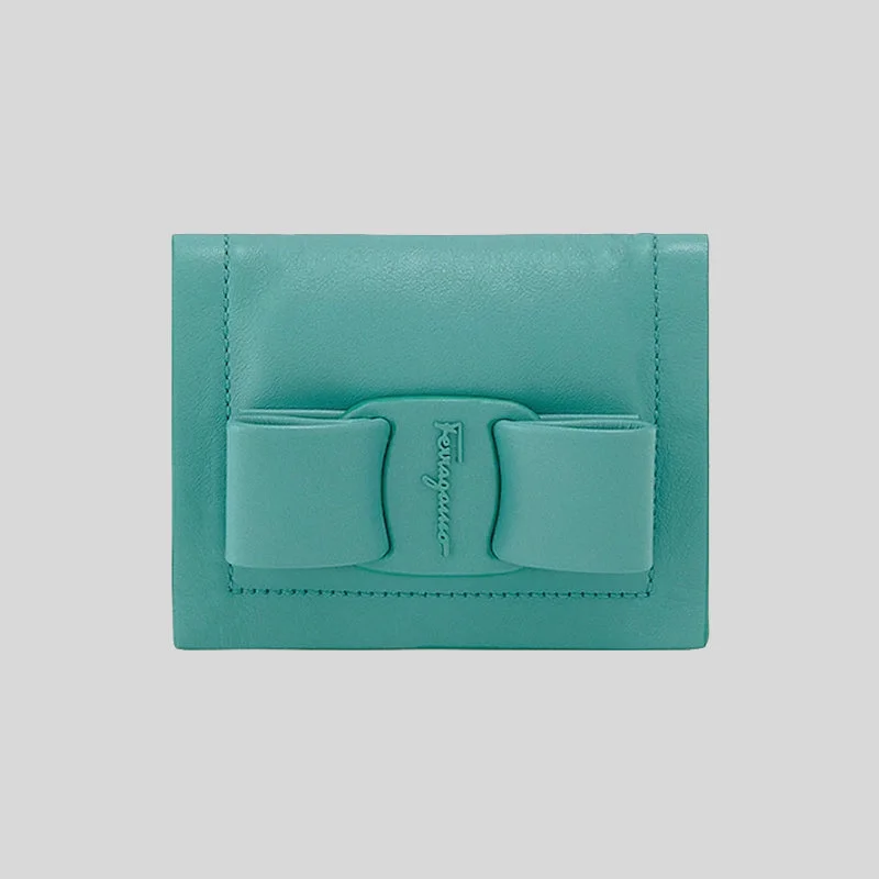 How to choose the right money clipSalvatore Ferragamo Soft Calf Leather Small Bifold Card Case Turquoise 0750240