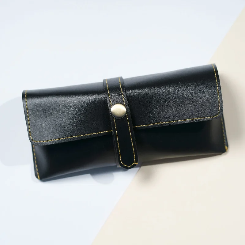 Money clips for women with sleek designsSunglass Holder - Black