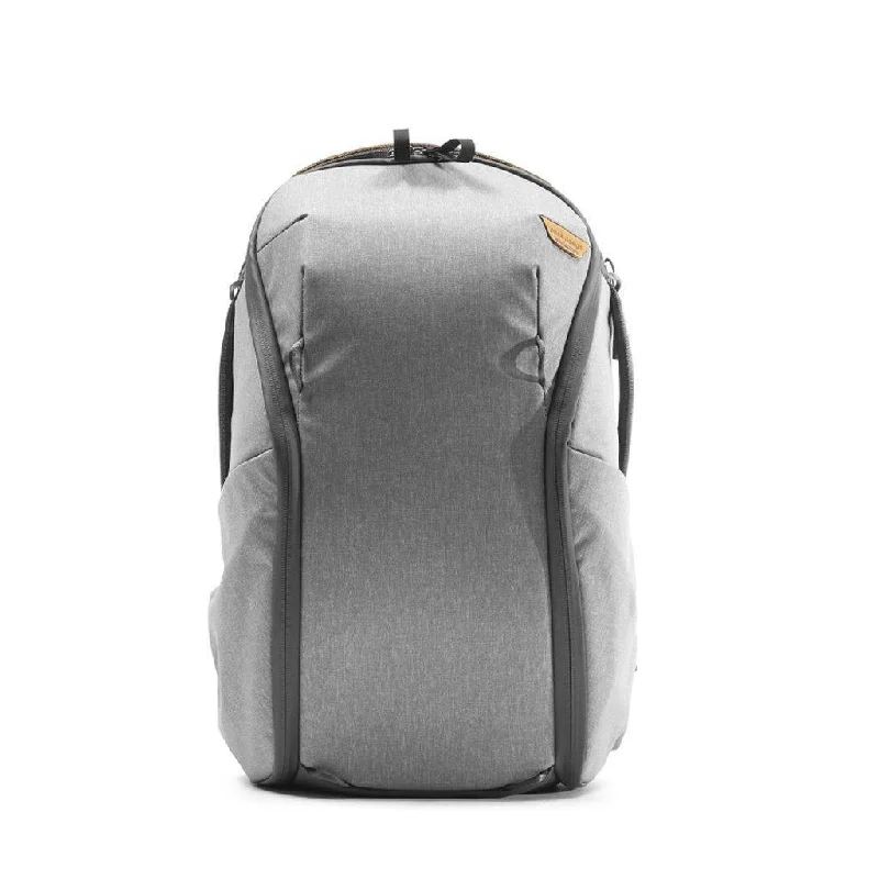 Garment - protected travel bag with hanging system for suits and dressesPeak Design Everyday Backpack 15L Zip V2