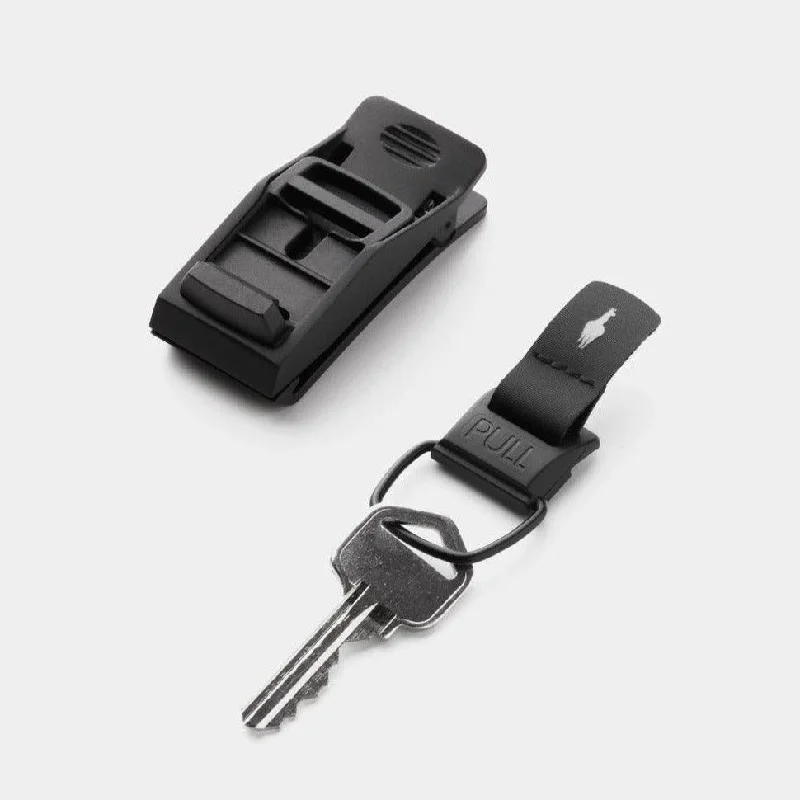 Travel bag with a retractable garment rack for easy unpackingAlpaka Hub KeyChain