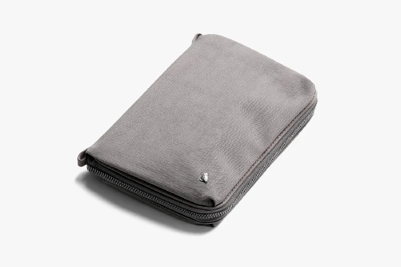 Garment - protected travel bag with hanging system for suits and dressesBellroy Wonder Kit