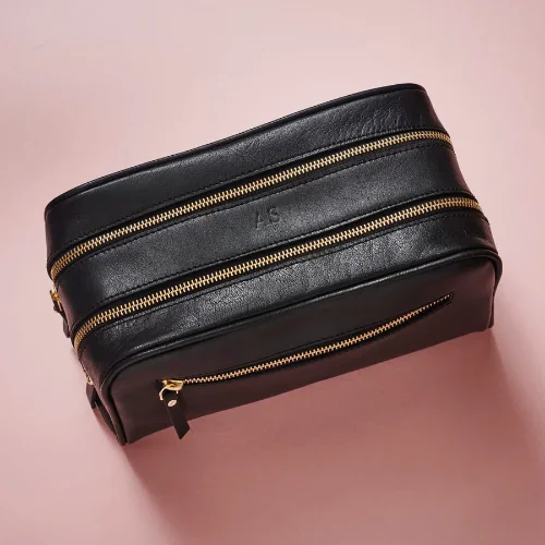 Smart travel bag with integrated GPS tracker for lost item recovery3 Zip Leather Wash Bag